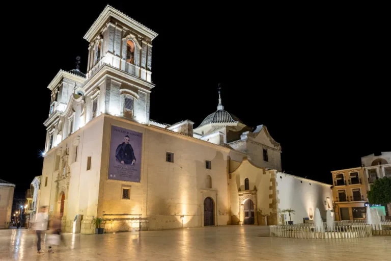 Iglesia Parroquial Ntra. Sra. de la Asunción de Huércal-Overa con el cartel beatificación cura valera